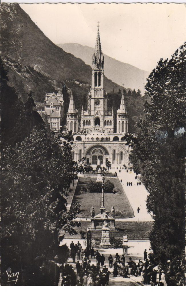 Lourdes l'esplanade et la basilique